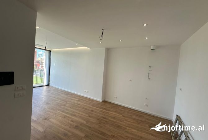 Ambient biznesi me qera 3+1 ne Tirane - 1,000 Euro