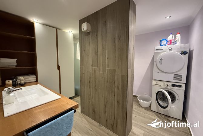 Shtepi ne shitje Apartament ne Tirane, 3+1, Mobilimi E mobiluar, Pagesa 380,000  Euro.