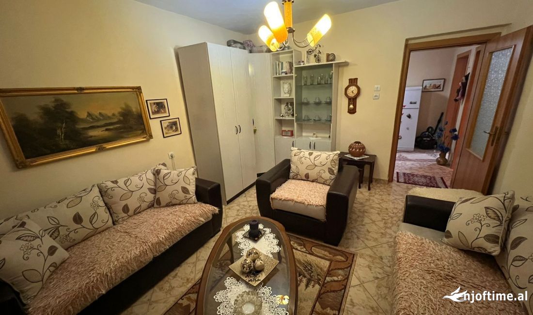 Shtepi ne shitje Apartament ne Tirane, 2+1, Mobilimi E mobiluar, Pagesa 133,000  Euro.