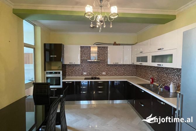 Shtepi ne shitje Apartament ne Tirane, 3+1, Mobilimi E mobiluar, Pagesa 310,000  Euro.