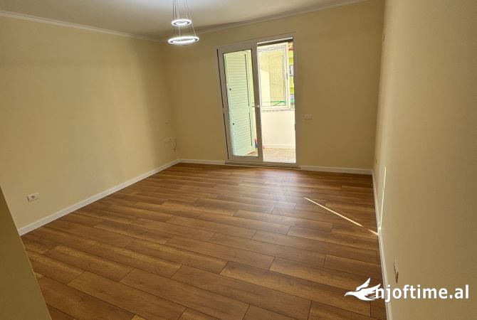 Shtepi ne shitje Apartament ne Tirane, 2+1, Mobilimi Bosh, pa mobiluar, Pagesa 265,000  Euro.