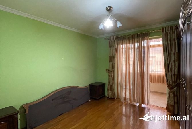 Shtepi ne shitje Apartament ne Tirane, 3+1, Mobilimi Pjeserisht e mobiluar, Pagesa 310,000  Euro.