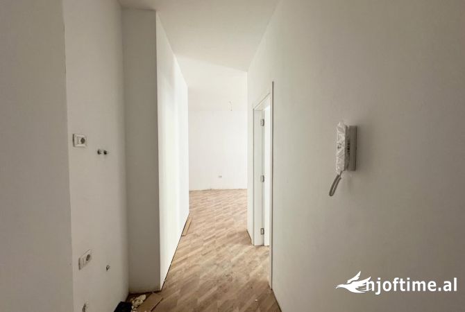 Shtepi ne shitje Apartament ne Tirane, 2+1, Mobilimi Bosh, pa mobiluar, Pagesa 93,000  Euro.