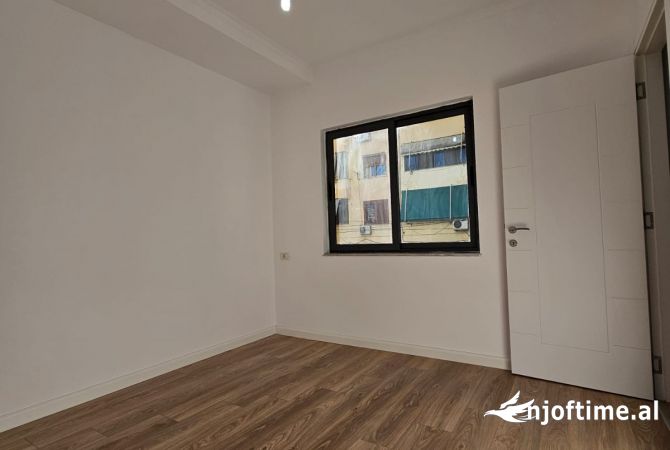 Shtepi ne shitje Apartament ne Tirane, 1+1, Mobilimi Bosh, pa mobiluar, Pagesa 112,000  Euro.