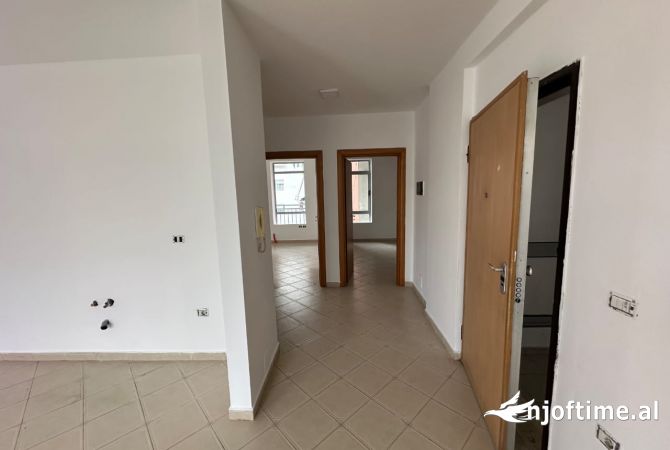 Shtepi ne shitje Apartament ne Tirane, 2+1, Mobilimi Bosh, pa mobiluar, Pagesa 180,000  Euro.
