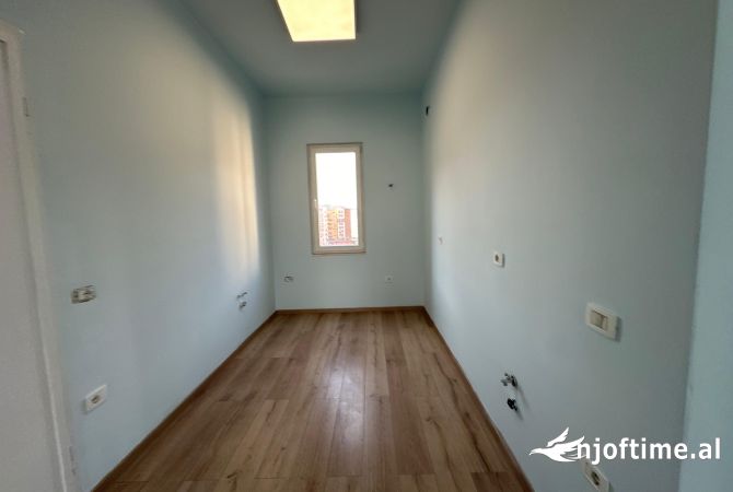 Shtepi ne shitje Apartament ne Tirane, 2+1, Mobilimi Bosh, pa mobiluar, Pagesa 285,000  Euro.