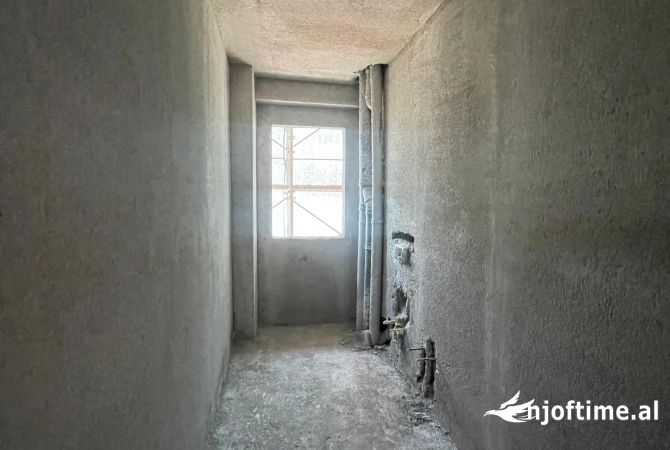 Shtepi ne shitje Apartament ne Tirane, 2+1, Mobilimi Bosh, pa mobiluar, Pagesa 212,000  Euro.