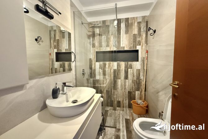 Shtepi ne shitje Apartament ne Tirane, 3+1, Mobilimi E mobiluar, Pagesa 340,000  Euro.