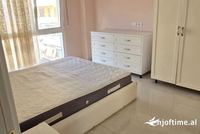 Shtepi ne shitje Apartament ne Tirane, 2+1, Mobilimi Pjeserisht e mobiluar, Pagesa 193,000  Euro.