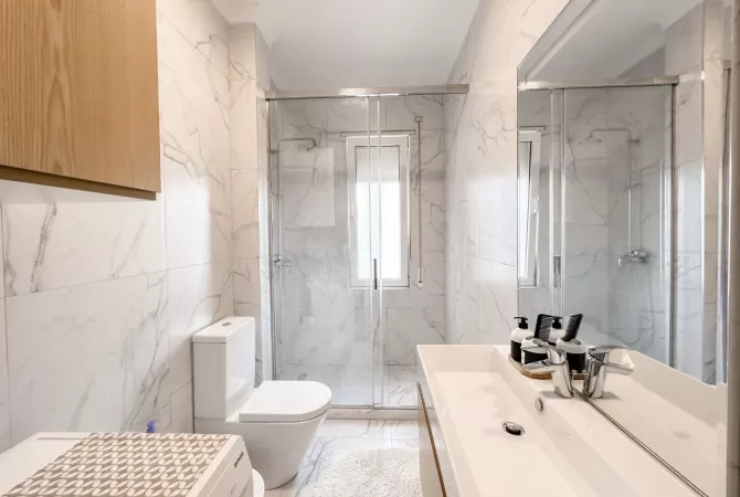 Shtepi ne shitje Apartament ne Tirane, 3+1, Mobilimi E mobiluar, Pagesa 250,000  Euro.