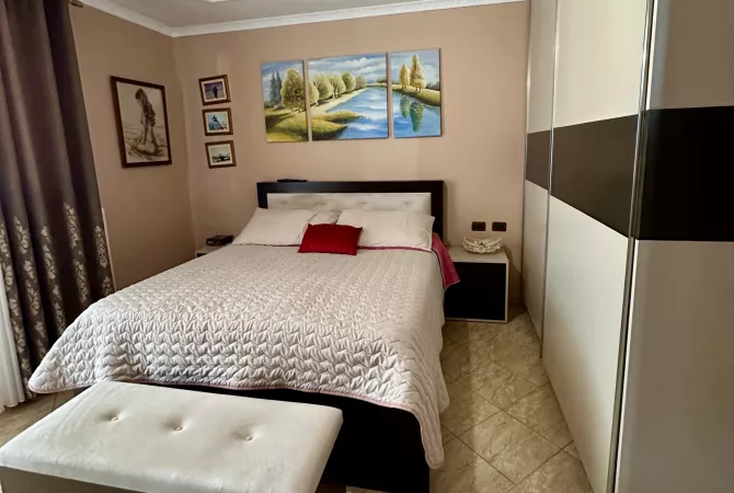 Shtepi ne shitje Apartament ne Tirane, 3+1, Mobilimi E mobiluar, Pagesa 180,000  Euro.