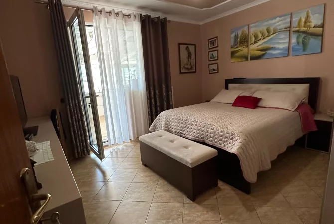 Shtepi ne shitje Apartament ne Tirane, 3+1, Mobilimi E mobiluar, Pagesa 180,000  Euro.