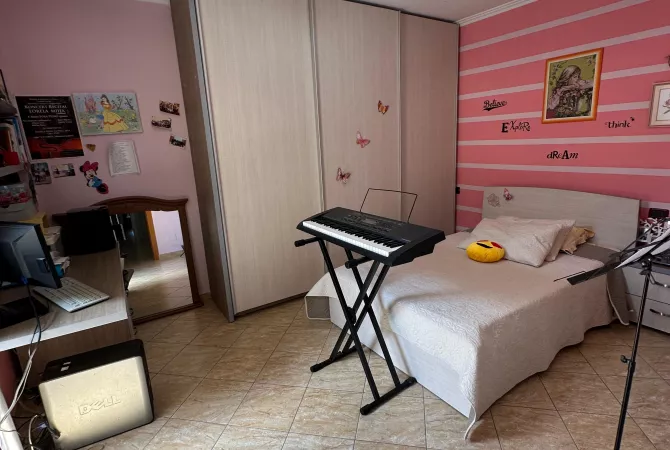 Shtepi ne shitje Apartament ne Tirane, 3+1, Mobilimi E mobiluar, Pagesa 180,000  Euro.
