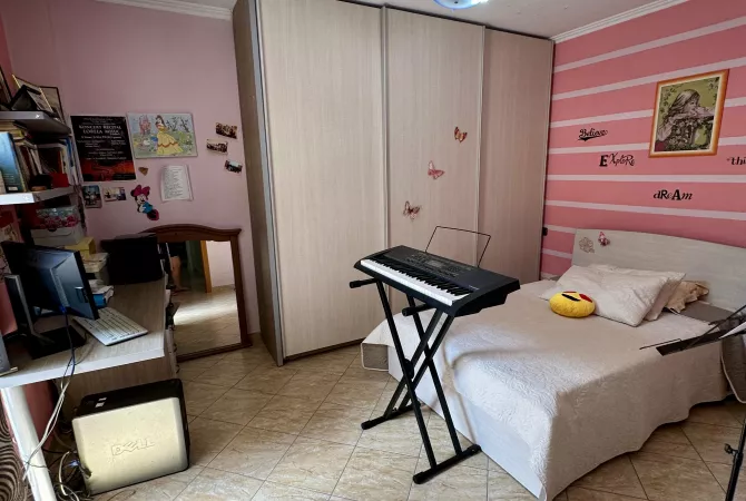 Shtepi ne shitje Apartament ne Tirane, 3+1, Mobilimi E mobiluar, Pagesa 180,000  Euro.