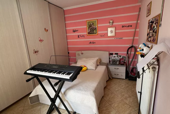Shtepi ne shitje Apartament ne Tirane, 3+1, Mobilimi E mobiluar, Pagesa 180,000  Euro.
