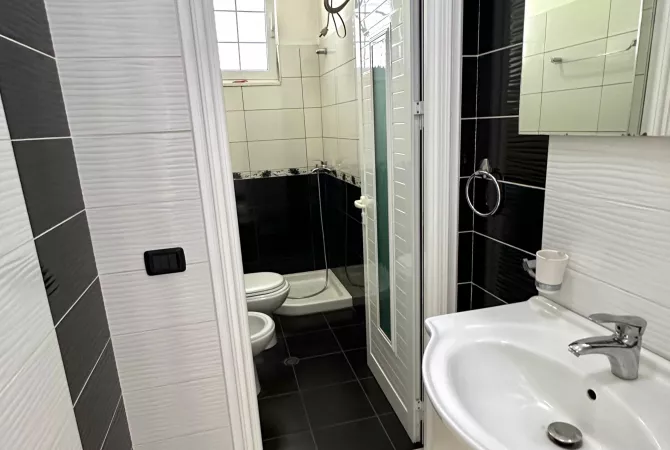 Shtepi me qera Shtepi Private ne Tirane, 3+1, Mobilimi E mobiluar, Pagesa 700  Euro.