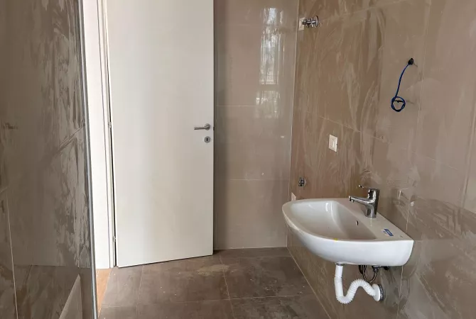 Shtepi ne shitje Apartament ne Tirane, 1+1, Mobilimi Bosh, pa mobiluar, Pagesa 145,000  Euro.