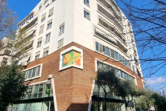 Ambiente Commerciale in Vendita 1+1 a Tirana - 2,500,000 Euro