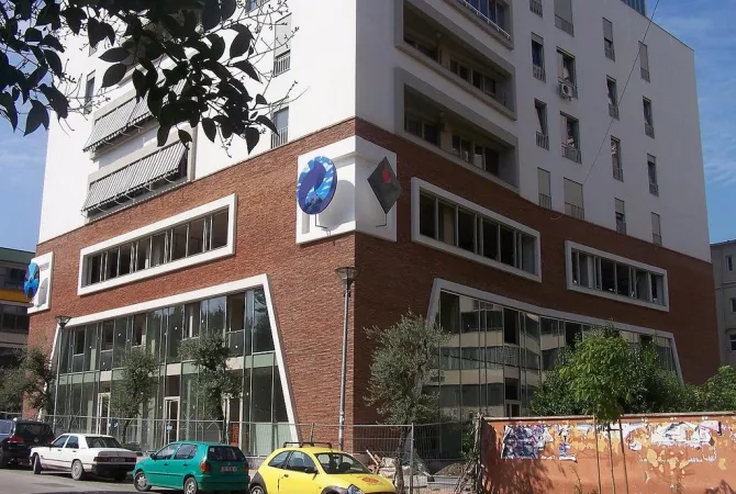 Ambiente Commerciale in Vendita 1+1 a Tirana - 2,500,000 Euro