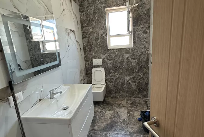 Shtepi ne shitje Apartament ne Tirane, 2+1, Mobilimi E mobiluar, Pagesa 147,000  Euro.