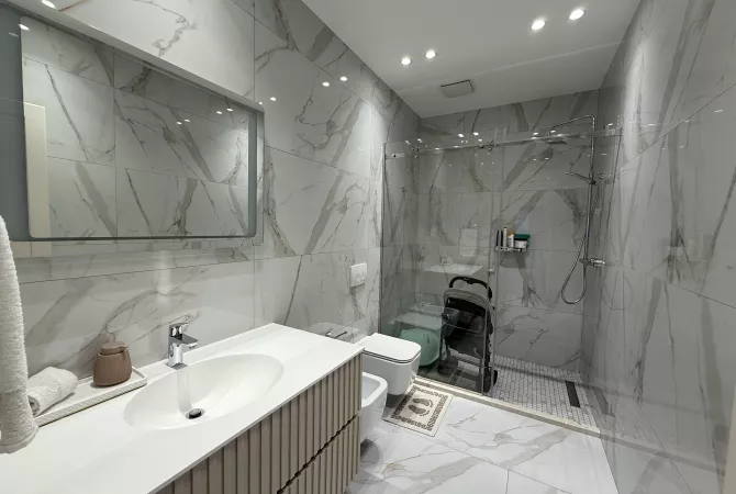 Shtepi ne shitje Apartament ne Tirane, 3+1, Mobilimi E mobiluar, Pagesa 380,000  Euro.