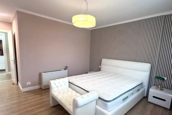 Shtepi me qera Vila Luksoze ne Tirane, 3+1, Mobilimi E mobiluar, Pagesa 2,000  Euro.