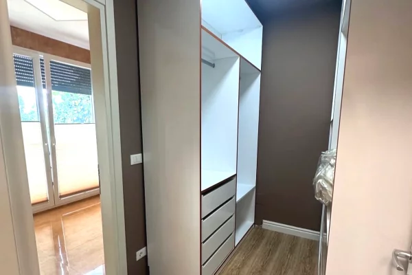 Shtepi me qera Vila Luksoze ne Tirane, 3+1, Mobilimi E mobiluar, Pagesa 2,000  Euro.