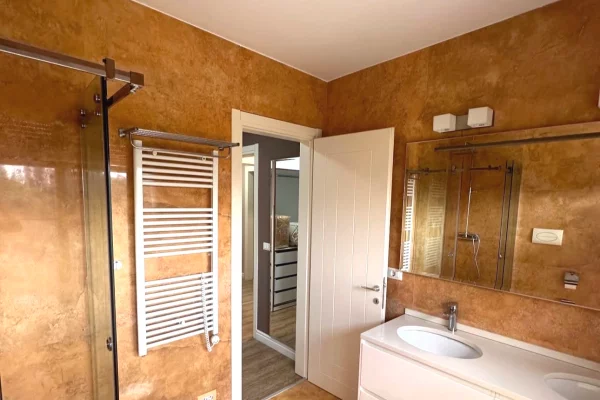 Shtepi me qera Vila Luksoze ne Tirane, 3+1, Mobilimi E mobiluar, Pagesa 2,000  Euro.