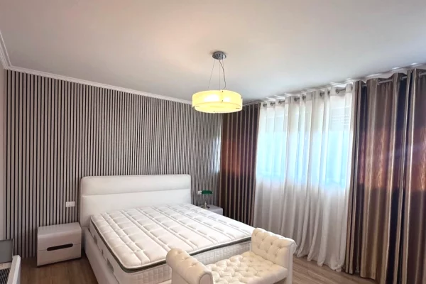 Shtepi me qera Vila Luksoze ne Tirane, 3+1, Mobilimi E mobiluar, Pagesa 2,000  Euro.