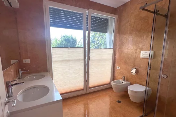 Shtepi me qera Vila Luksoze ne Tirane, 3+1, Mobilimi E mobiluar, Pagesa 2,000  Euro.