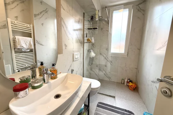 Shtepi ne shitje Apartament ne Tirane, 3+1, Mobilimi E mobiluar, Pagesa 240,000  Euro.