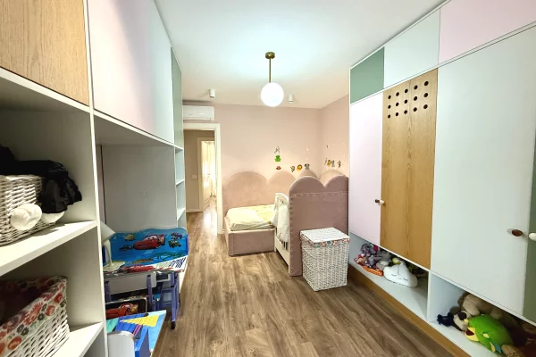 Shtepi ne shitje Apartament ne Tirane, 3+1, Mobilimi E mobiluar, Pagesa 240,000  Euro.