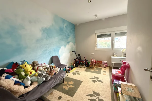 Shtepi ne shitje Apartament ne Tirane, 3+1, Mobilimi E mobiluar, Pagesa 240,000  Euro.