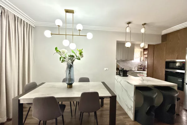 Shtepi ne shitje Apartament ne Tirane, 3+1, Mobilimi E mobiluar, Pagesa 240,000  Euro.