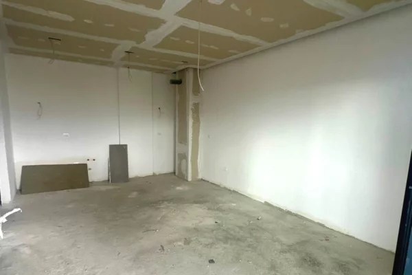 Shtepi ne shitje Apartament ne Tirane, 1+1, Mobilimi Bosh, pa mobiluar, Pagesa 210,000  Euro.