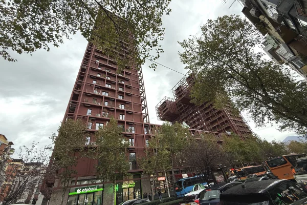 Ambient biznesi me qera 3+1 ne Tirane - 2,000 Euro