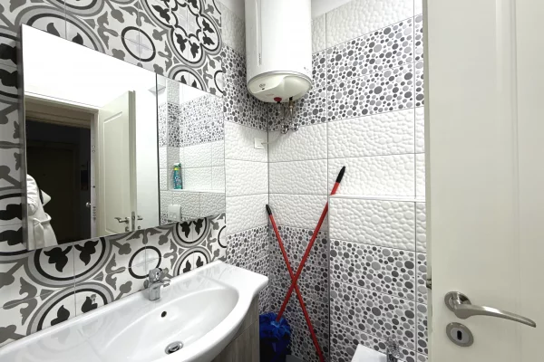 Ambiente Commerciale in Affitto 3+1 a Tirana - 400 Euro