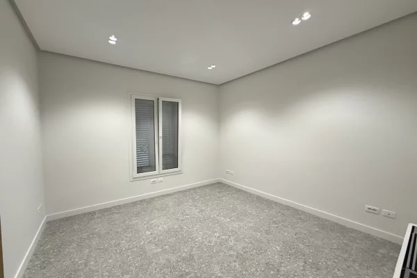 Ambiente Commerciale in Affitto 3+1 a Tirana - 9,000 Euro