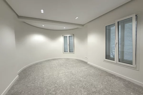 Ambiente Commerciale in Affitto 3+1 a Tirana - 9,000 Euro