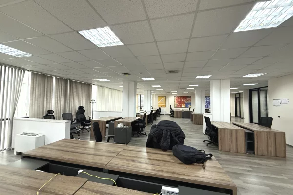 Ambient biznesi me qera 3+1 ne Tirane - 1,800 Leke