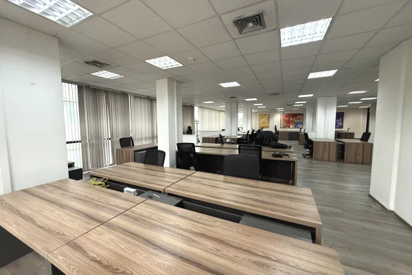 Ambient biznesi me qera 3+1 ne Tirane - 1,800 Leke