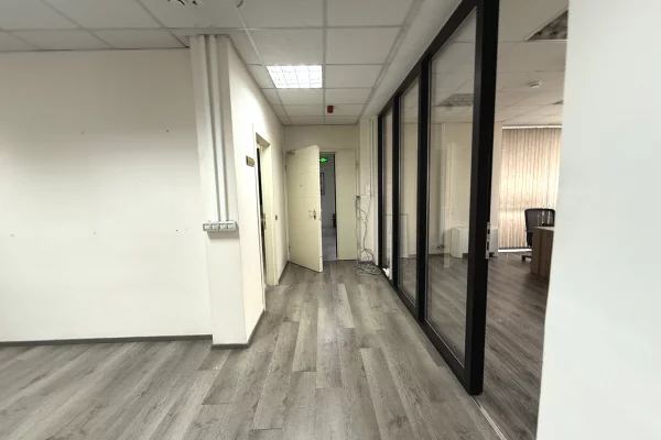 Ambient biznesi me qera 3+1 ne Tirane - 1,800 Leke