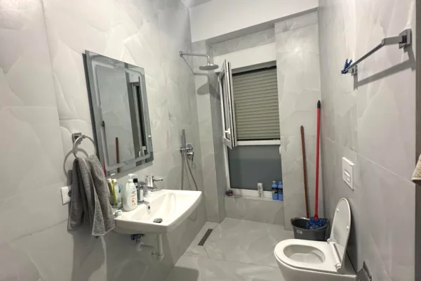 Shtepi ne shitje Apartament ne Tirane, 1+1, Mobilimi E mobiluar, Pagesa 95,000  Euro.