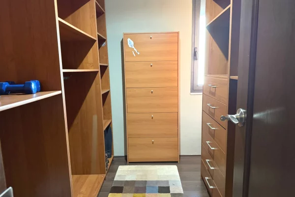 Shtepi ne shitje Apartament ne Tirane, 2+1, Mobilimi E mobiluar, Pagesa 14,100,000  Leke.