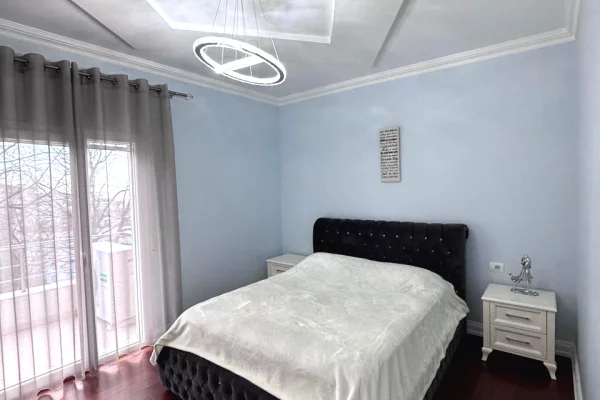 Shtepi ne shitje Apartament ne Tirane, 2+1, Mobilimi E mobiluar, Pagesa 259,000  Euro.