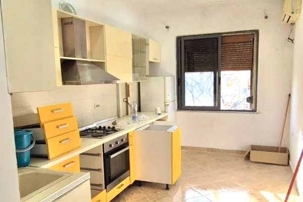 Shitet apartament 2+1