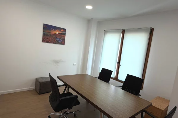 Ambient biznesi me qera 3+1 ne Tirane - 300,000 Leke