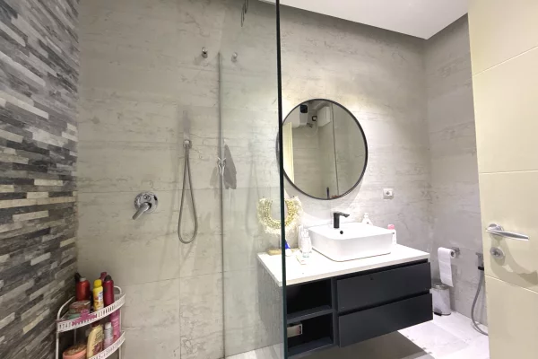 Shtepi ne shitje Apartament ne Tirane, 2+1, Mobilimi Bosh, pa mobiluar, Pagesa 285,000  Euro.