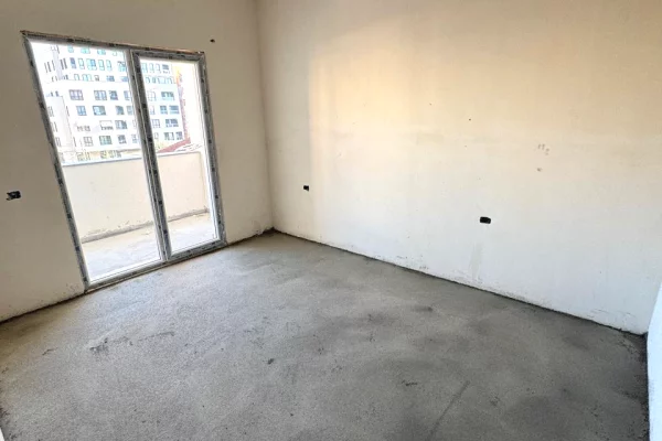 Shitet apartament 2+1+post parkimi
