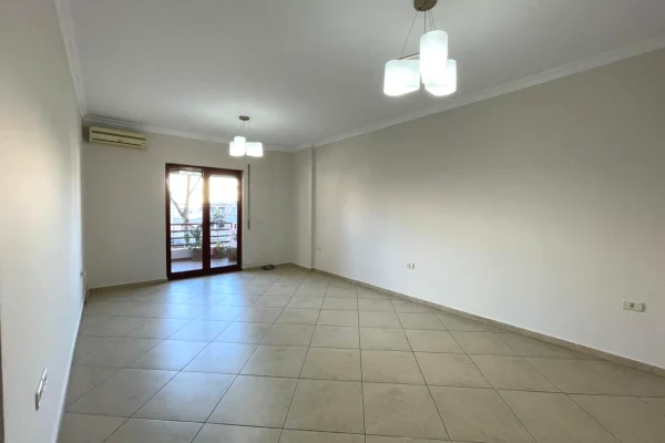 Ambiente Commerciale in Affitto 3+1 a Tirana - 90,000 Leke